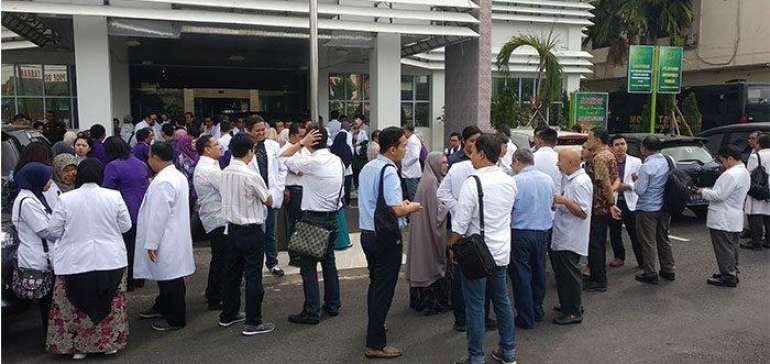 Puluhan Dokter Riau Aksi Damai Bela Sejawatnya